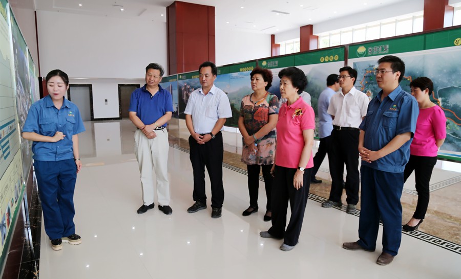 1-2015年8月，全國政協(xié)副主席、中國科學(xué)院院士王志珍一行蒞臨金徽股份調(diào)研。.jpg