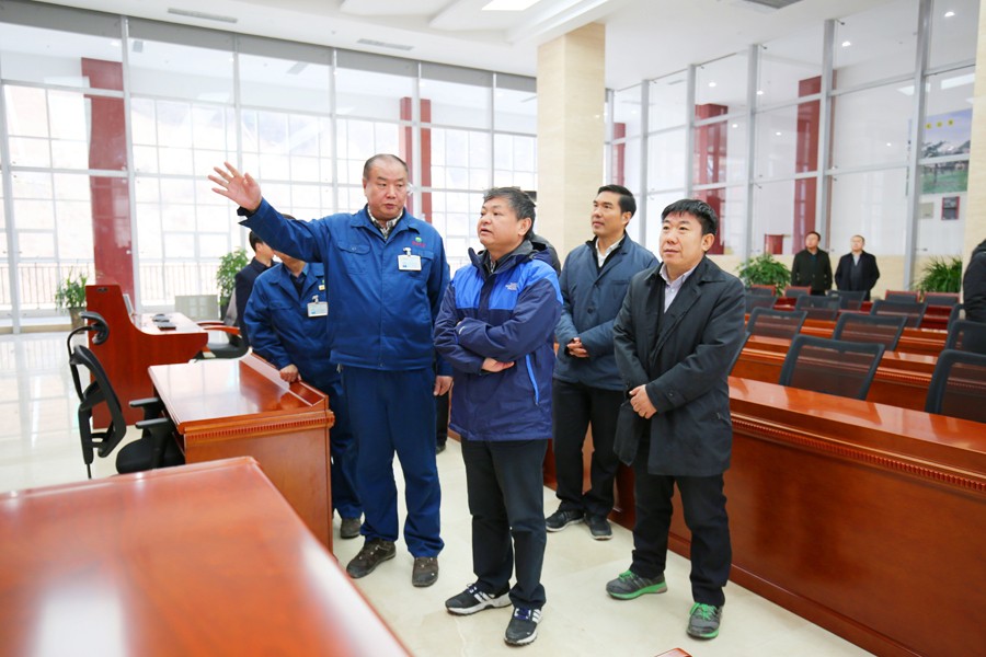 9-2016年12月，生態(tài)環(huán)境部部長黃潤秋（時任環(huán)境保護部副部長）蒞臨金徽股份視察工作，對金徽股份 的環(huán)境保護工作給充分肯定。.jpg