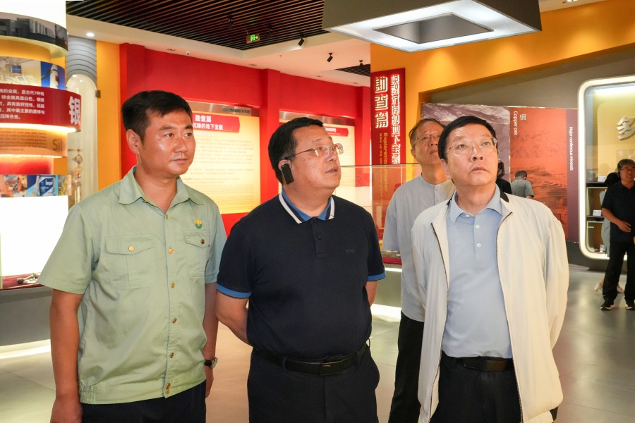 2024.06.23全國政協(xié)委員、 陜西省政協(xié)副主席、民建陜西省委會主委李忠民蒞臨金徽股份調(diào)研.jpg